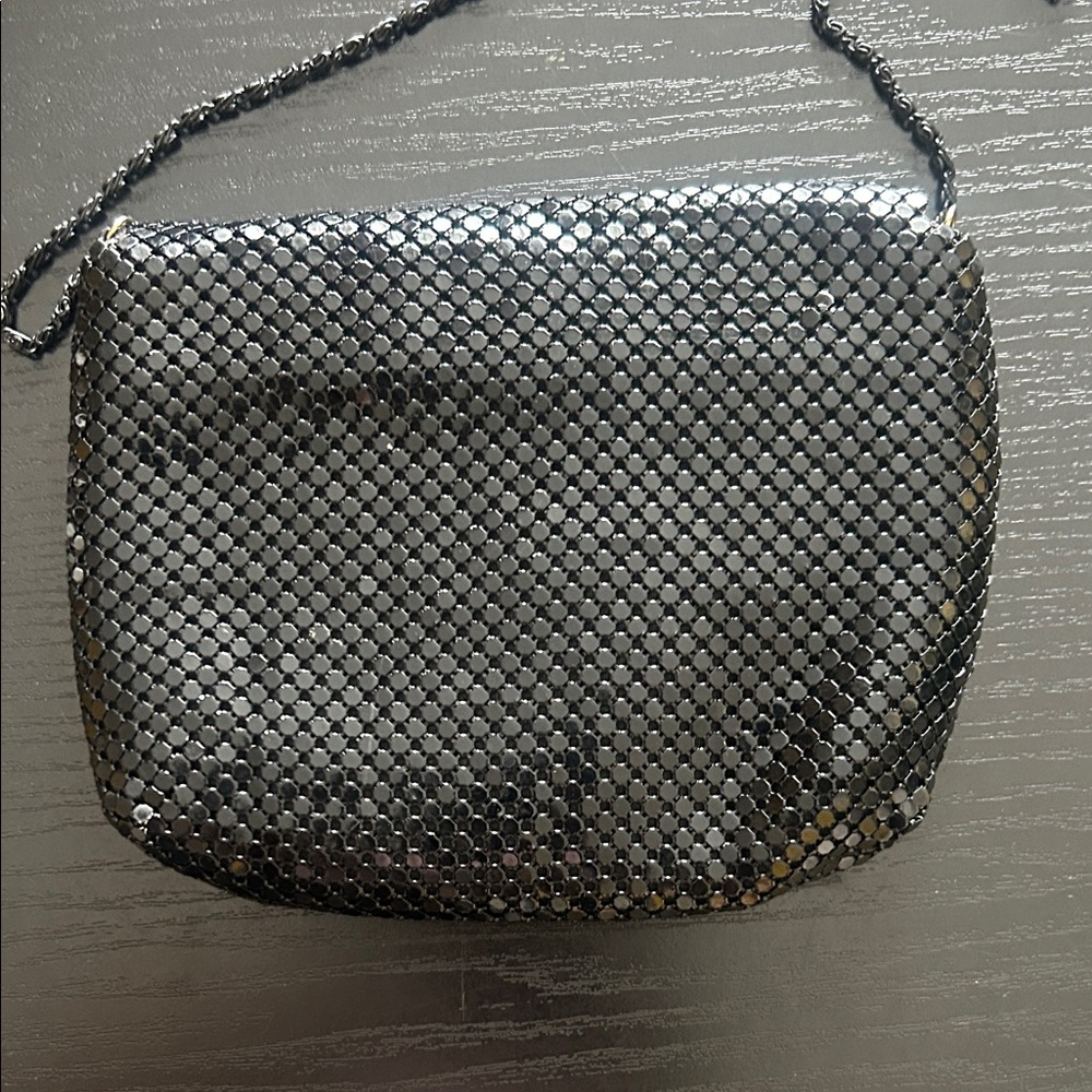 Elegant Black Crossbody Bag with Gold Detail - Picture 4 of 16